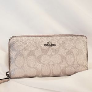 NWT COACH ACCORDION ZIP WALLET IN SIGNATURE CANVAS